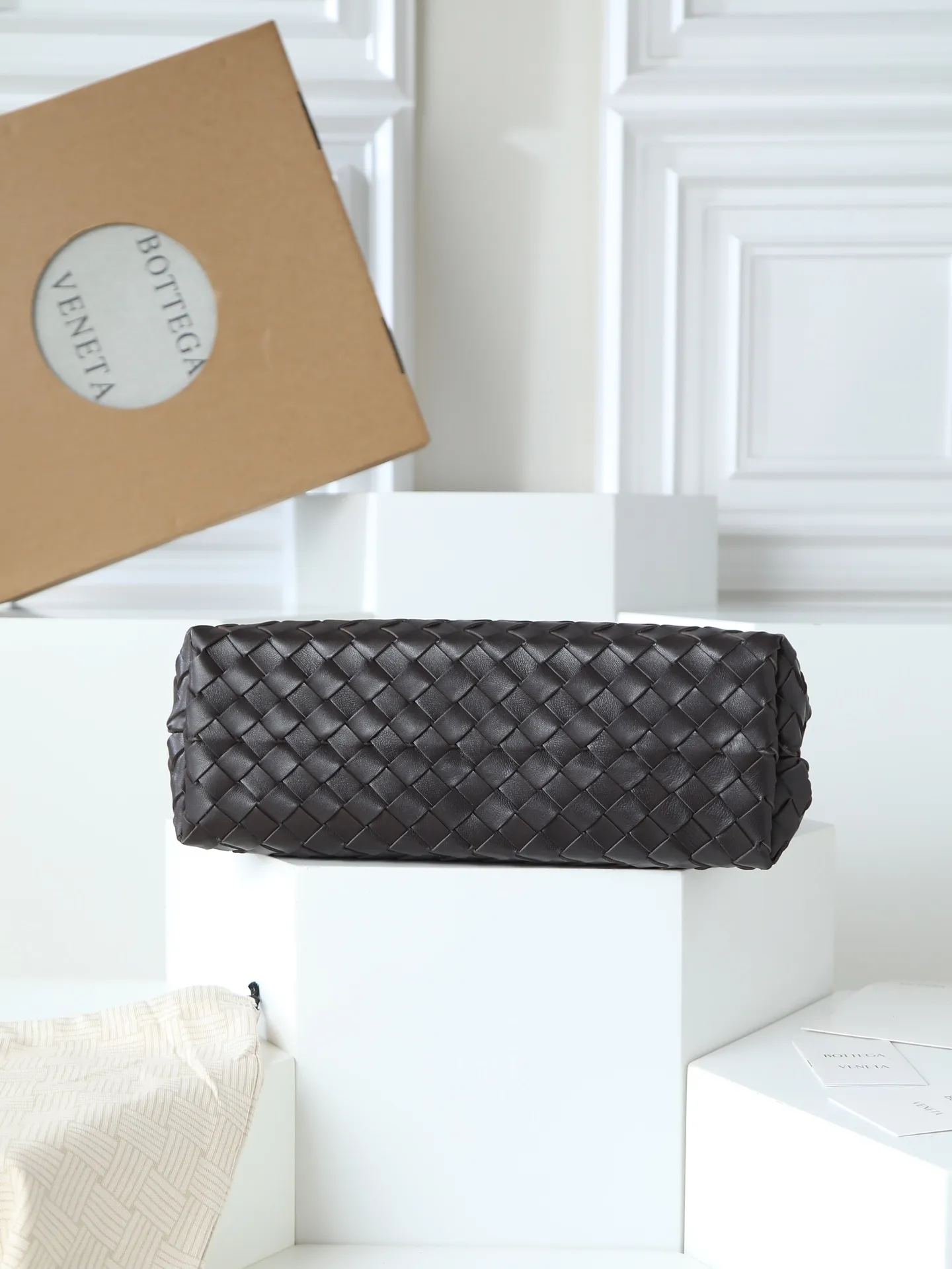 1550. Andiamo is shipping‼ ️Really popular🔥The new Andiamo woven handbag launched by Bottega Veneta this season is really popular all over the world! ! Celebrities at home and abroad have worn it, and Oscar-winning actress Michelle Yeoh has taken it out on the street. Song Jia, Trai Yala, Yu Feihong, Sanji Ayaka, Rosie Hunting-Whiteley, Yoshioka Riho, etc. have all worn this bag. It is classic and versatile and shows off your temperament, and the bag capacity is also large, which is very convenient for daily commuting! ! A variety of carrying methods, the shoulder straps can be adjusted by yourself, the original lambskin feels soft and delicate, and the unisex style breaks gender boundaries and brings a more practical and longer-lasting use experience. Andiamo, which has both elegant and casual styles, perfectly interprets the true appearance of "fashionable old money style". Style number: 766016 Size: 32*24*12
